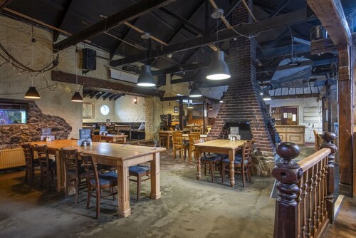 Tolgus Twin Room - 15 -  a hotel room that sleeps 2 guests  in 1 bedroom