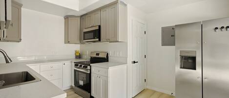 Refrigerador, microondas, horno, placa de cocina