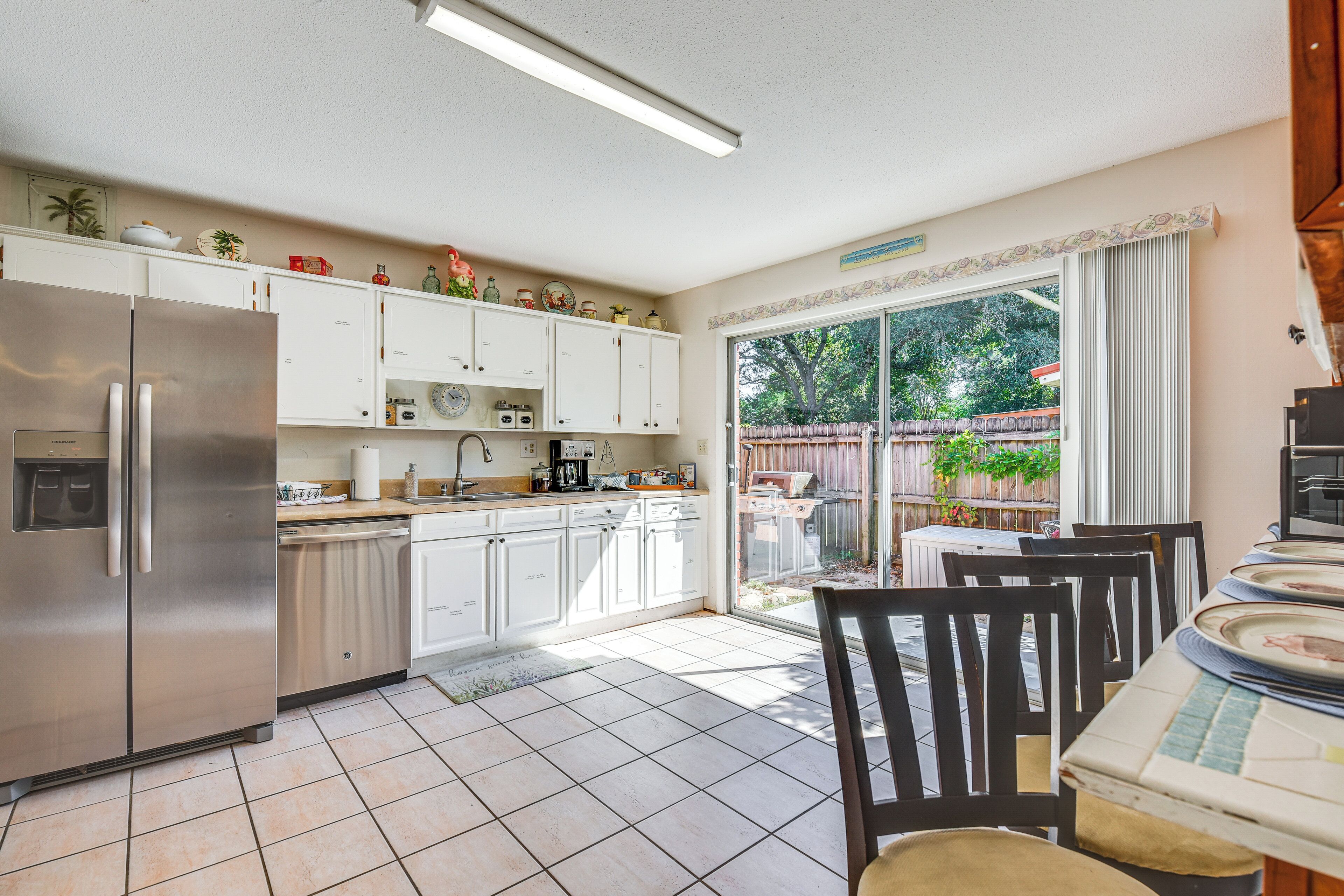 Kühlschrank, Mikrowelle, Herdplatte, Geschirrspüler