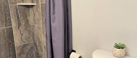 SĂšche-cheveux, serviettes fournies