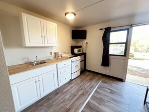 Kjøleskap, mikrobølgeovn og kaffetrakter/tekoker