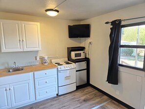 Kjøleskap, mikrobølgeovn og kaffetrakter/tekoker