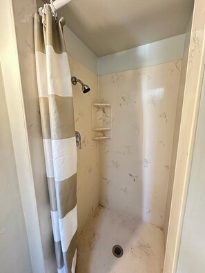 Dusj, hårføner og håndklær