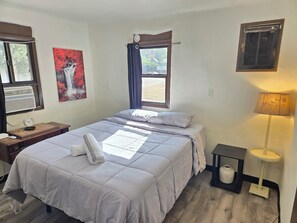 واي فاي مجانًا وملاءات أسرّة