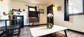 Cabin 18 | 2 Beds + Kitchenette Near Parks