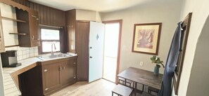 Kjøleskap, mikrobølgeovn og kaffetrakter/tekoker