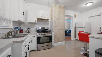 Horno, cafetera/tetera, utensilios de cocina, mesa de comedor