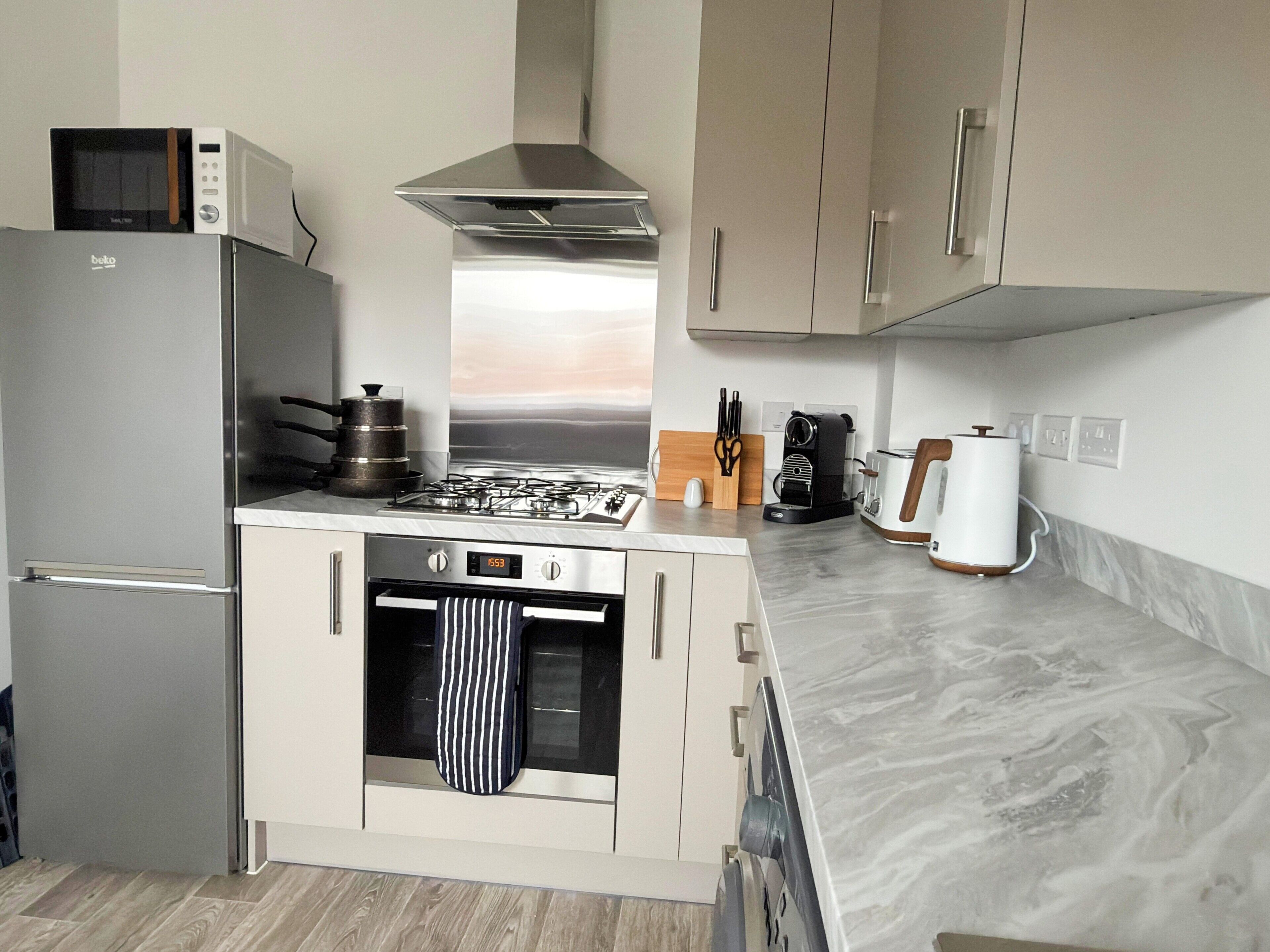 Een koelkast, een microgolfoven, een oven, een kookplaat