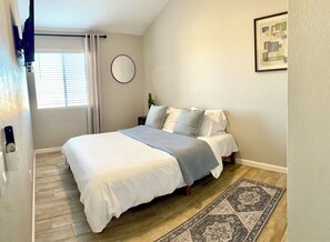 3 habitaciones, tabla de planchar con plancha y cuna de viaje 