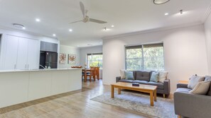 Smart TV - Estuary Views – Modern Holiday Home in Wonnerup (Geographe)