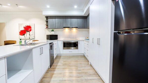 Fridge, microwave, oven, stovetop - Estuary Views – Modern Holiday Home in Wonnerup (Geographe)