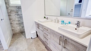 Douche, sèche-cheveux, serviettes fournies
