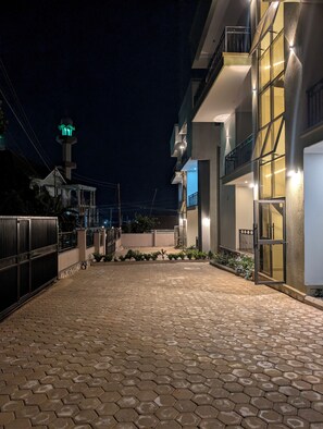 المنطقة المحيطة بالمنشأة