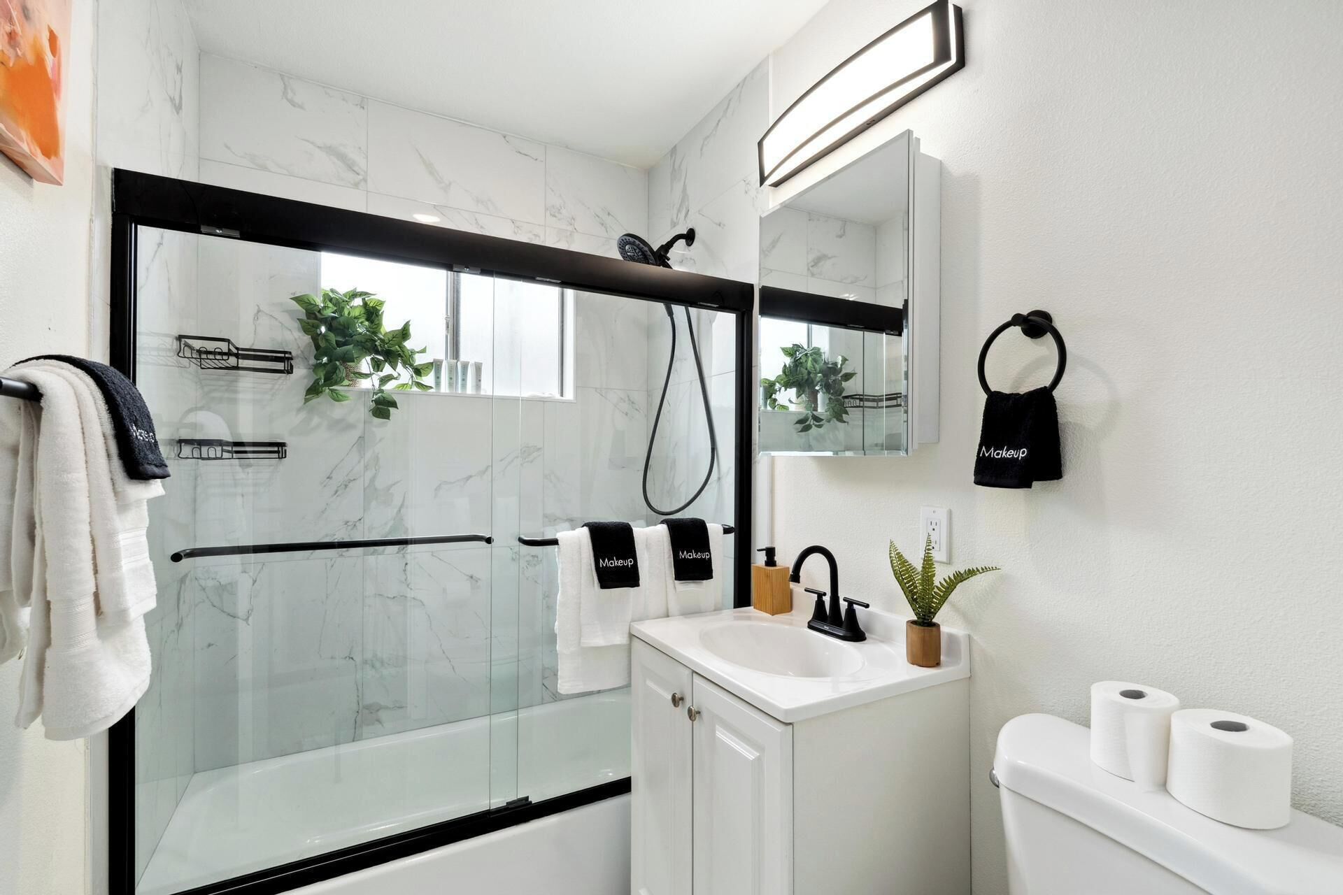 Haartrockner, Bidet, Handtücher, Seife