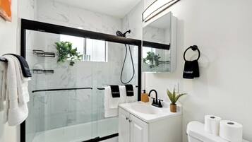 Haartrockner, Bidet, Handtücher, Seife