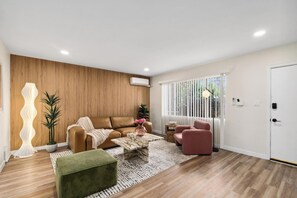 Living area - New! Chic Pacific Beach Paradise –Walk to Beach & Bay (San Diego)
