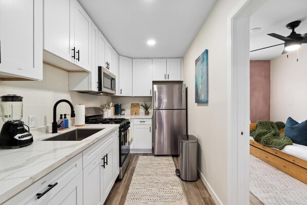 Private kitchen - New! Chic Pacific Beach Paradise –Walk to Beach & Bay (San Diego)