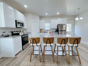 Een microgolfoven, een oven, een kookplaat, een vaatwasser