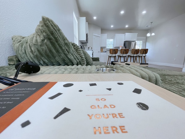 Une chambre moderne et bien éclairée, dotée d’un grand lit, d’un bureau et d’un coin repas.