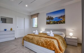 4 bedrooms, travel cot, free WiFi - Amazing home in Trabia (Trabia)
