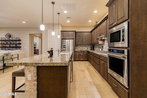 Mikroaaltouuni, uuni, liesi, astianpesukone