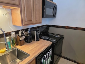 Microwave, oven, stovetop, dishwasher - 4-bedroom cabin in peaceful Nelsonville with AC, 500ft from Mountain bike trail (Nelsonville)