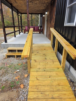 Terrace/patio - 4-bedroom cabin in peaceful Nelsonville with AC, 500ft from Mountain bike trail (Nelsonville)