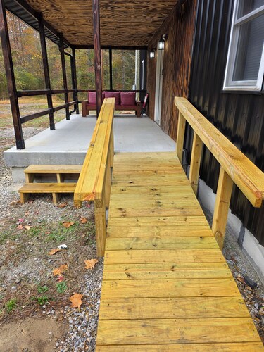 4-bedroom cabin in peaceful Nelsonville with AC, 500ft from Mountain bike trail