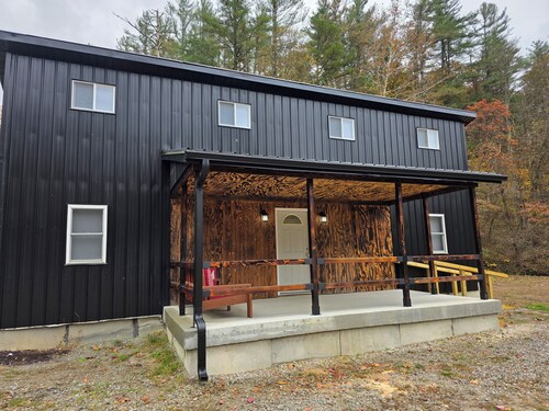 4-bedroom cabin in peaceful Nelsonville with AC, 500ft from Mountain bike trail