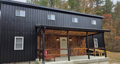 4-bedroom cabin in peaceful Nelsonville with AC, 500ft from Mountain bike trail