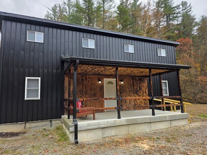 4-bedroom cabin in peaceful Nelsonville with AC, 500ft from Mountain bike trail