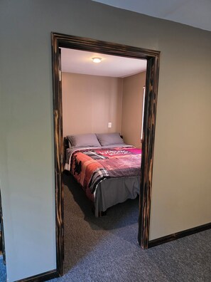 4 bedrooms, WiFi, bed sheets - 4-bedroom cabin in peaceful Nelsonville with AC, 500ft from Mountain bike trail (Nelsonville)