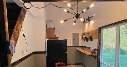 4-bedroom cabin in peaceful Nelsonville with AC, 500ft from Mountain bike trail