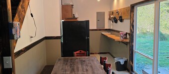 4-bedroom cabin in peaceful Nelsonville with AC, 500ft from Mountain bike trail