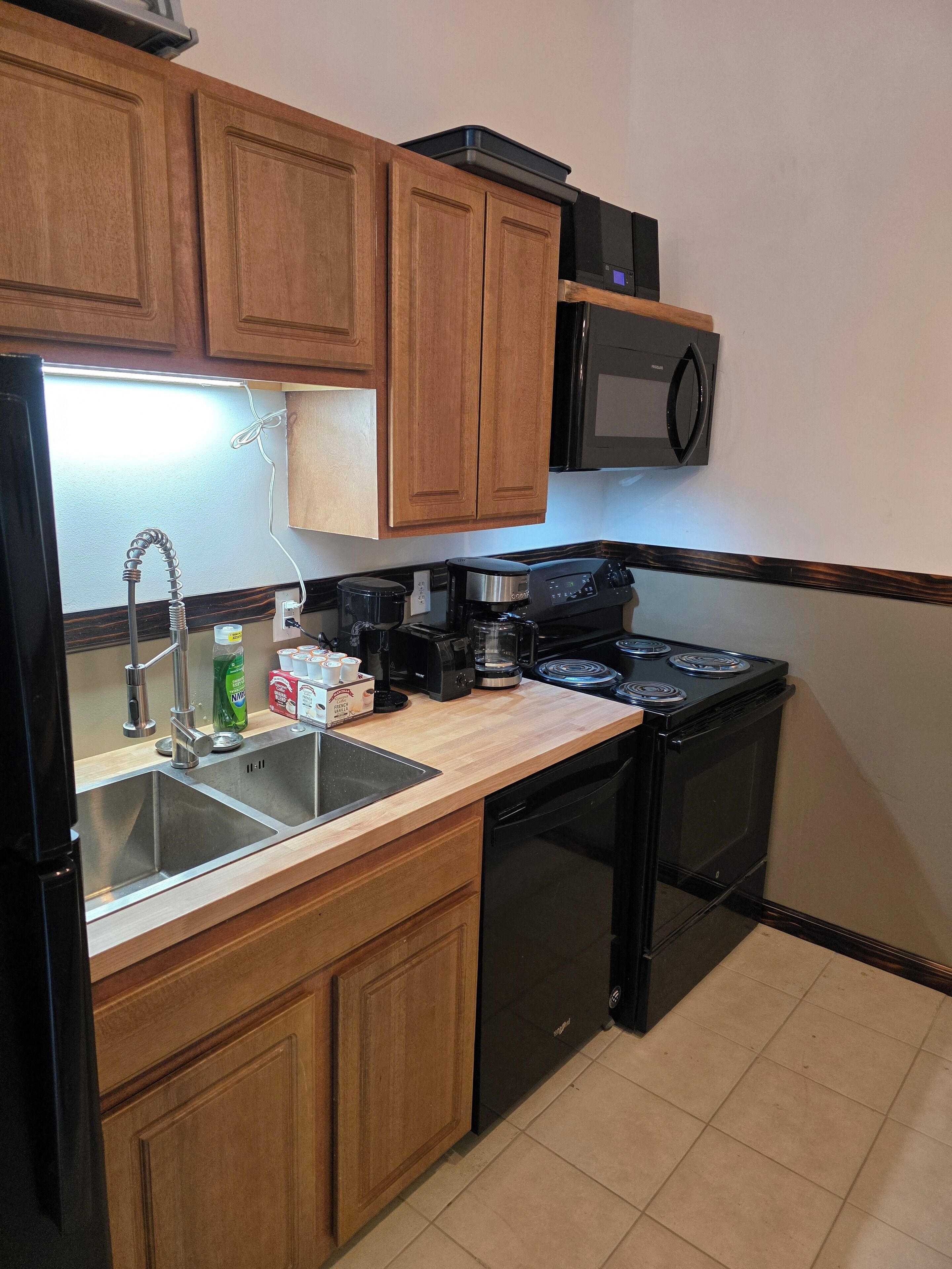 Microondas, horno, parrilla de estufa y lavavajillas 