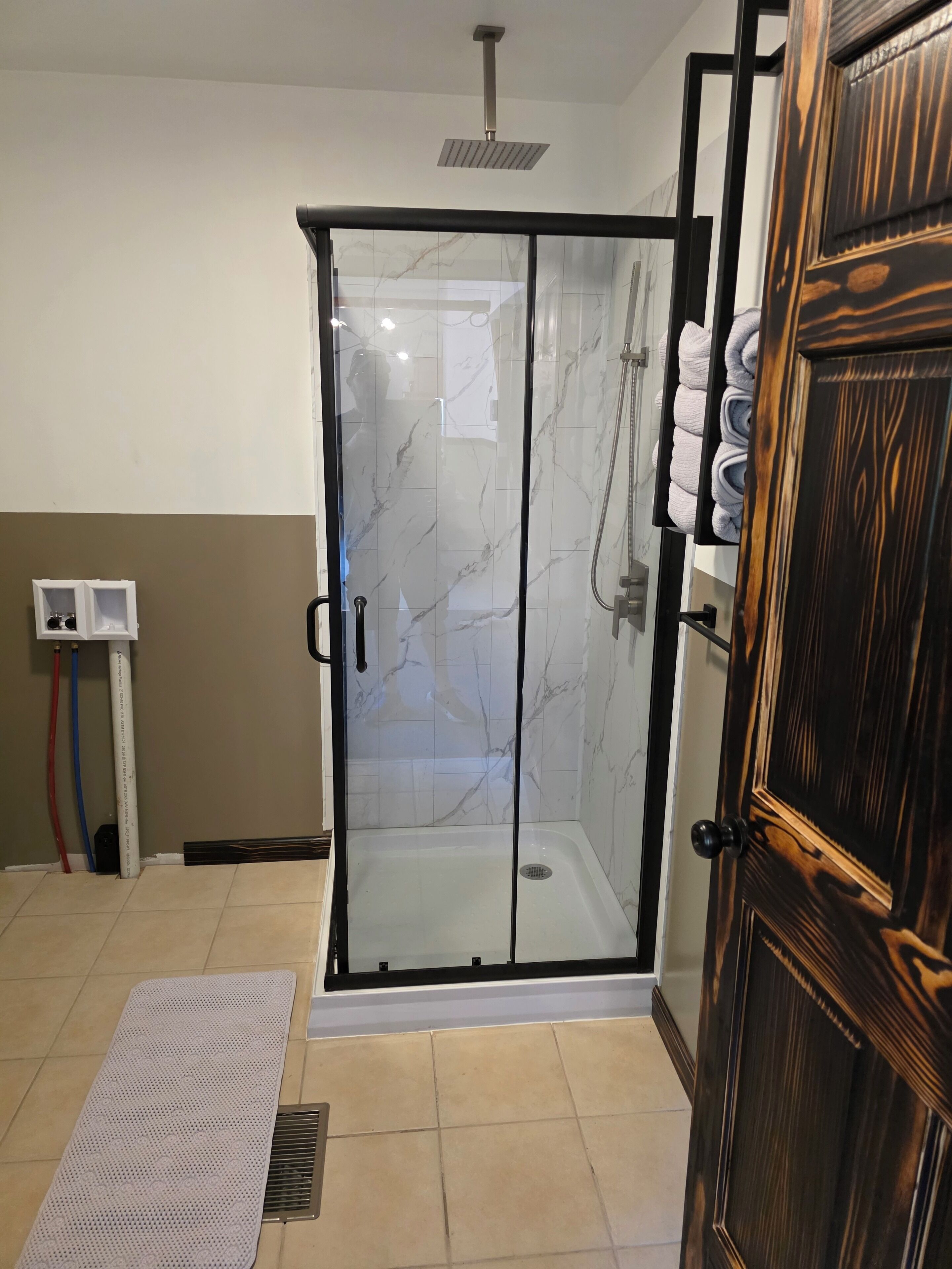 Dusche, Handtücher, Toilettenpapier