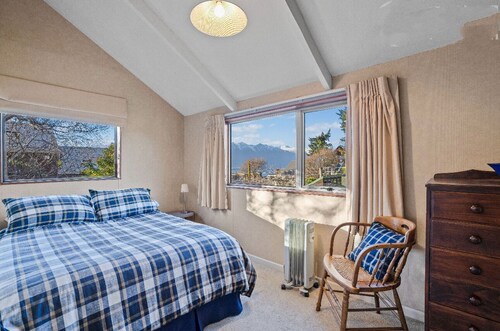 Queen's Fernhouse by Peakhost