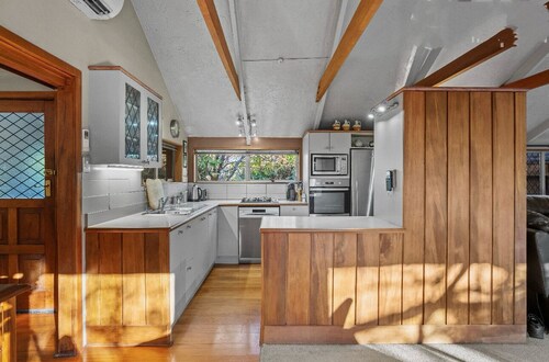 Queen's Fernhouse by Peakhost