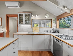 Private kitchen - Queen's Fernhouse by Peakhost (Queenstown)