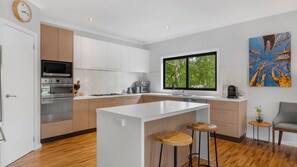 Fridge, microwave, oven, dishwasher - Mount Buffalo Views - Your gateway to the Alpine Valley (Porepunkah)