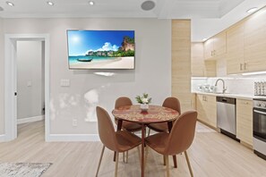 Micro-ondes, four, plaque de cuisson, lave-vaisselle