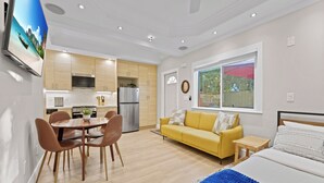Een modern appartement met keuken, eethoek en woonkamer.