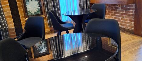 Een 48-inch lcd-televisie met kabelzenders en betaalfilms