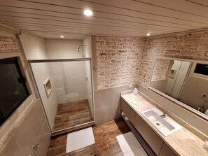 Habitación doble superior de uso individual, vista al jardín | Baño | Amenidades de baño gratuitas, secadora de cabello, toallas, jabón 
