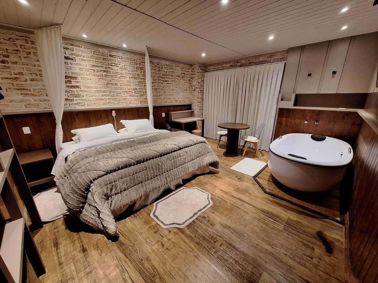 Ropa de cama de alta calidad, colchones con pillow-top y minibar 