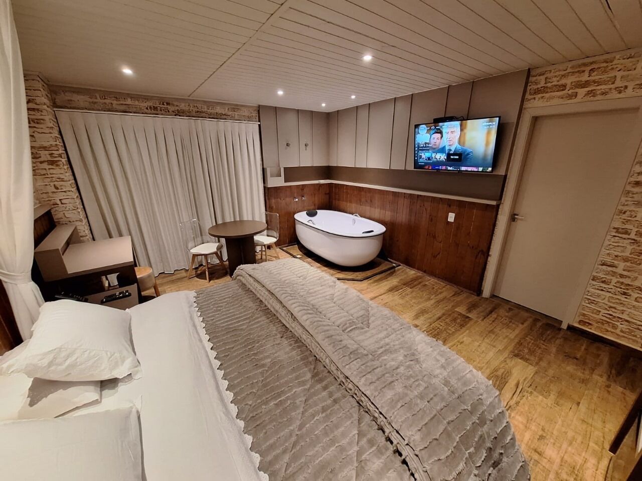 Quarto casal ou duplo luxo, vista para o jardim | Roupas de cama premium, camas com colchões pillow-top, frigobar