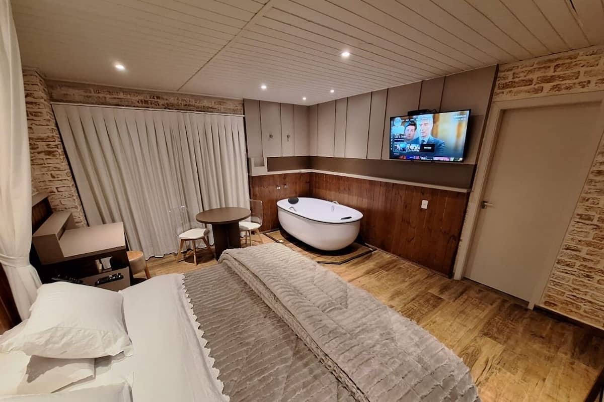 Quarto casal ou duplo luxo, vista para o jardim | Roupas de cama premium, camas com colchões pillow-top, frigobar