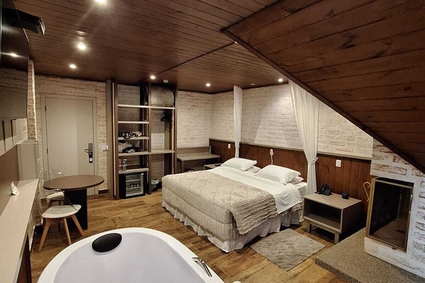 Habitación doble superior de uso individual, vista al jardín | Ropa de cama de alta calidad, camas con pillow-top y minibar