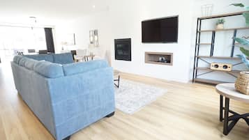 Télévision, cheminée