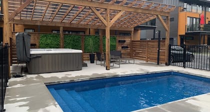Le Memph Loup: 3 bedrooms pool hot tub lac Memphrémagog